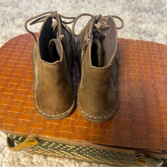 Clarks Collection Chukka Suede Women  Comfort Cushion/ Gum Sole Sz 8.5 M - Picture 2 of 6